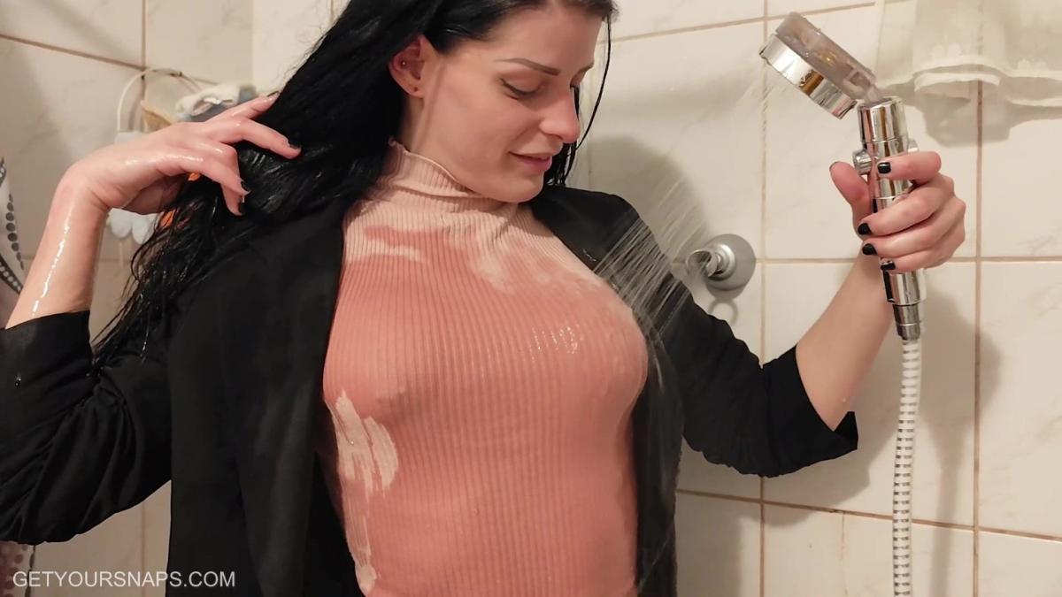 Jazmin gets wet in the tub