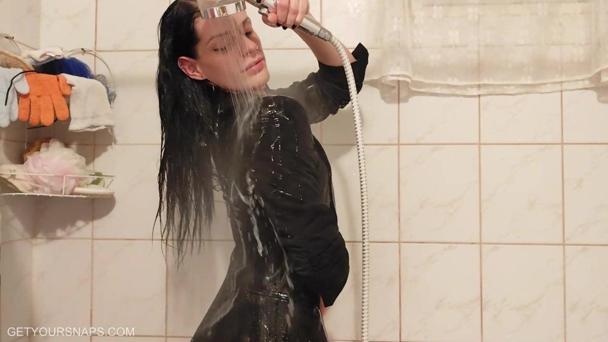 Jazmin gets wet in the tub