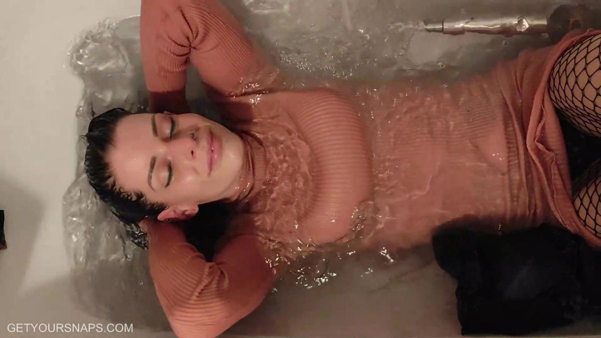 Jazmin gets wet in the tub