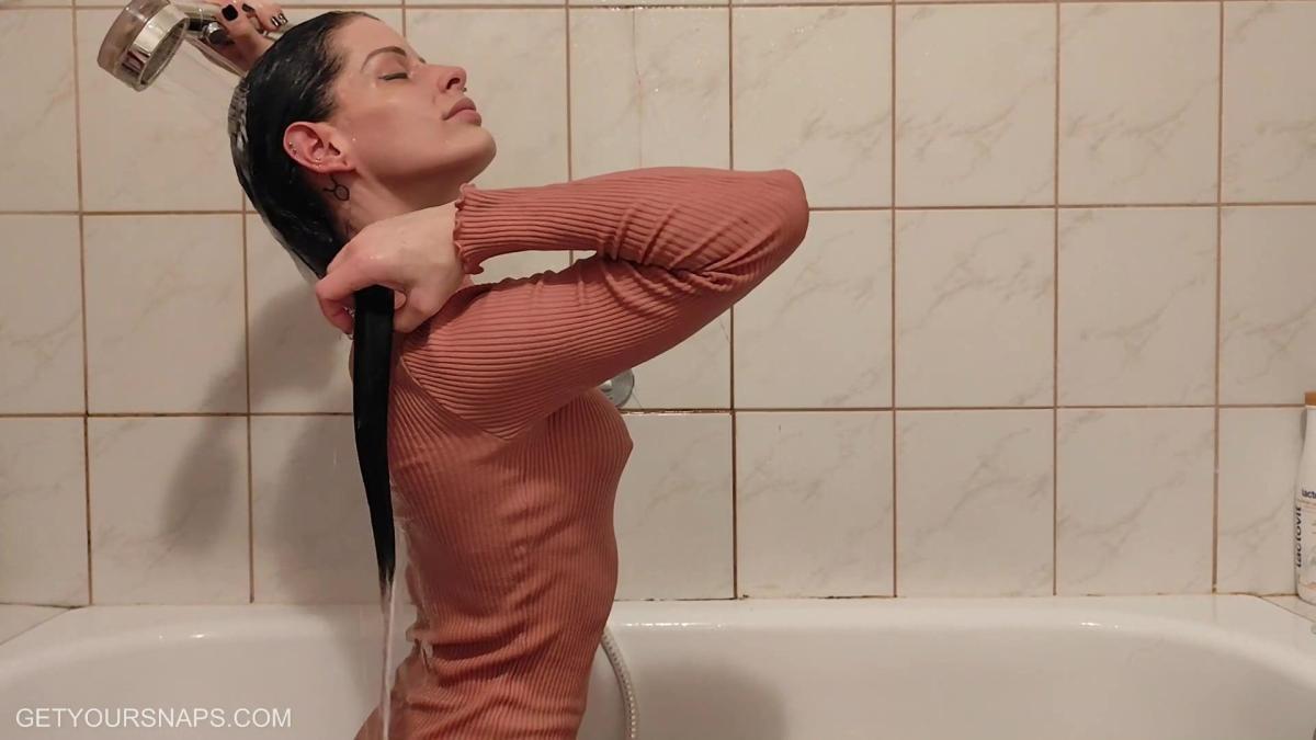 Jazmin gets wet in the tub